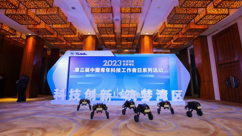小标题：数字化转型，企业面临的挑战